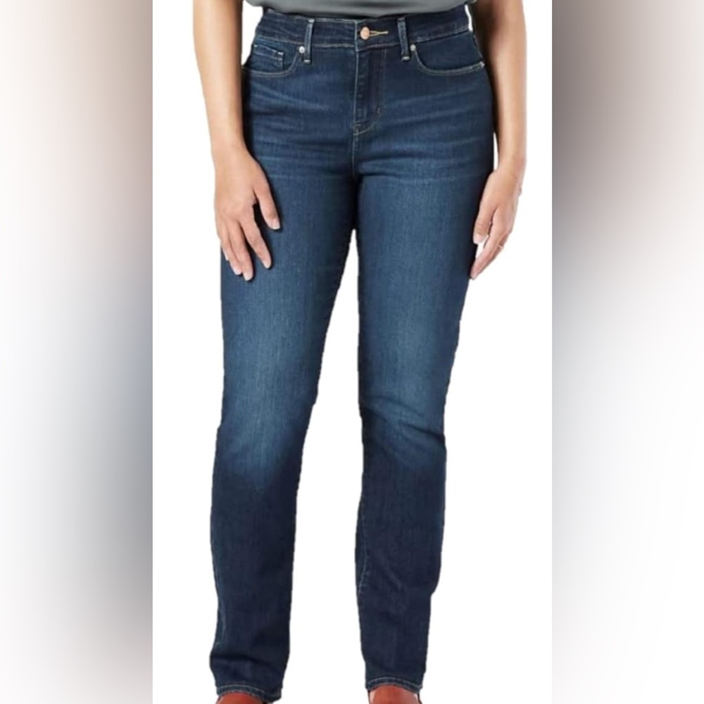 Levi’s Signature Mid-Rise Straight Jeans